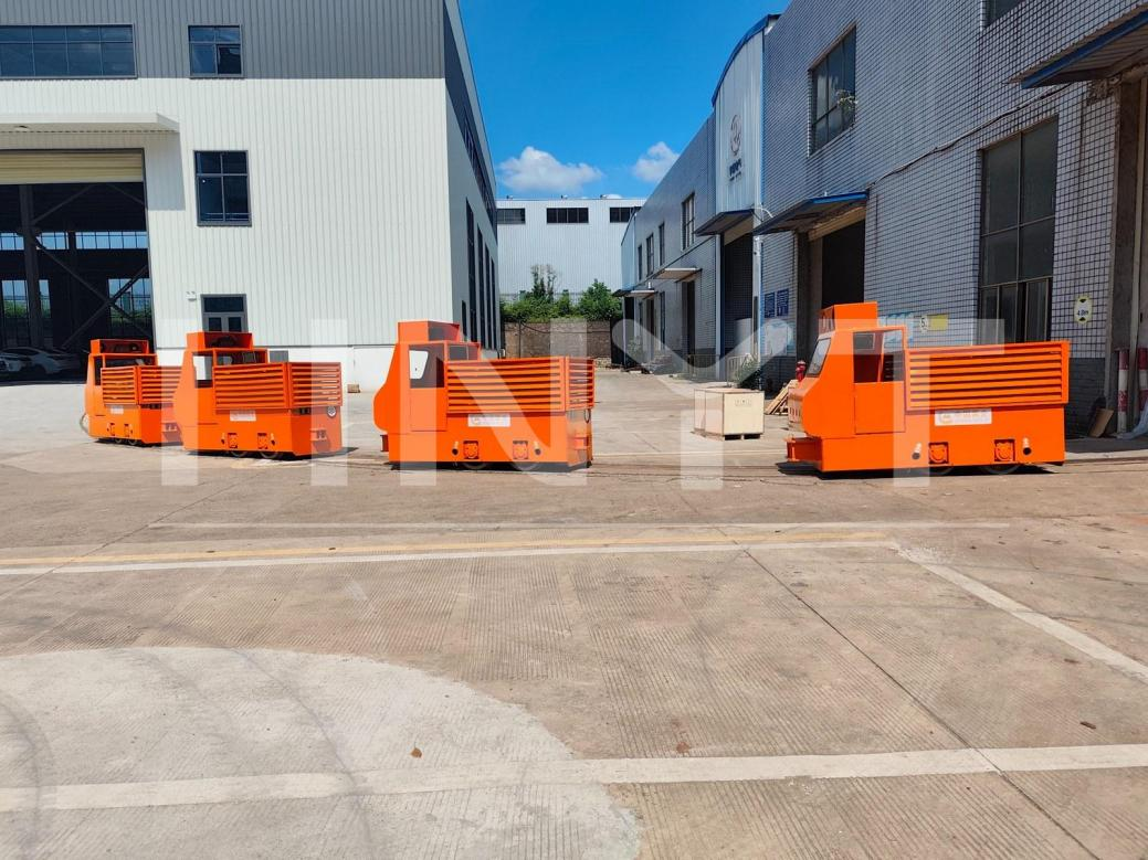The completed batch of customized 2.5-ton lithium battery locomotives.png